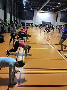 A la Halle des sports, enchaînement d’exercices et course, avec Julien et Hervé. Crédit : Caty Massip.