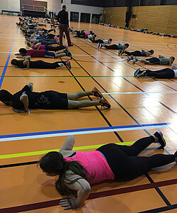 A la Halle des sports, enchaînement d’exercices et course, avec Julien et Hervé. Crédit : Caty Massip.