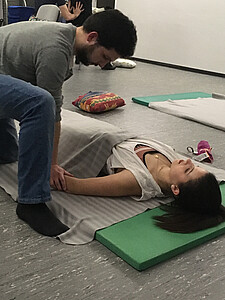 Pendant ce temps-là, relaxation et détente au Centre sportif universitaire... Crédit : Caty Massip.