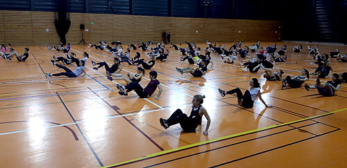 A la Halle des sports, enchaînement d’exercices et course, avec Julien et Hervé. Crédit : Sabine Walter.