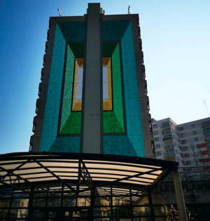 L’œuvre d’Astro sur la façade de la résidence universitaire Les Flamboyants. 