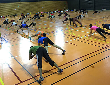 A la Halle des sports, enchaînement d’exercices et course, avec Julien et Hervé. Crédit : Caty Massip.